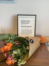 Gudmundur-magnusson-vidurkenningarskjal-og-blom